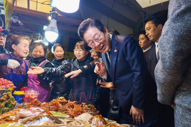 ▲이재명 대통령이 부산 부산진구 부전시장을 찾아 상인들과 이야기를 나누고 있다.ⓒ연합뉴스