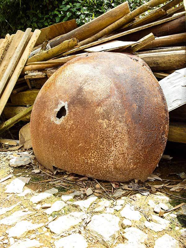 50년 동안 차를 덖는 임무를 다하고 퇴역한 무쇠솥.