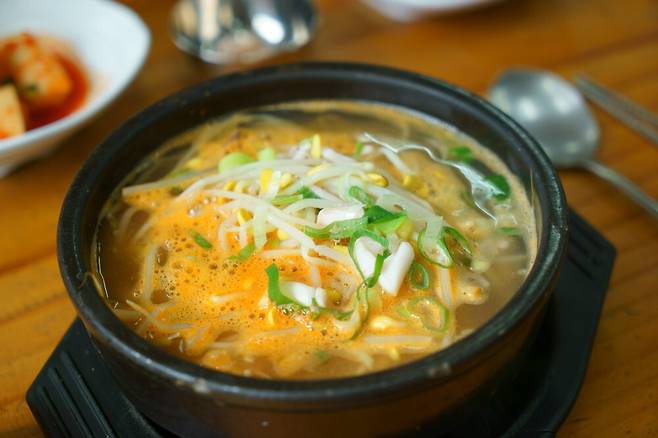 콩나물국을 끓을 때 소금 대신 새우젓을 활용하면 육수를 따로 내지 않아도 될 정도로 깊고 풍부한 맛을 볼 수 있다. 클립아트코리아 제공