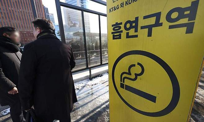 서울역 인근에 마련된 흡연구역에서 시민들이 흡연을 하는 모습. 뉴시스