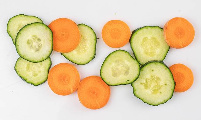 오이와 당근을 함께 섞어 둔 모습. 두 채소를 함께 둘 경우 당근의 효소 작용으로 오이의 비타민C 산화가 일어날 수 있다.&nbsp;사진=게티이미지뱅크
