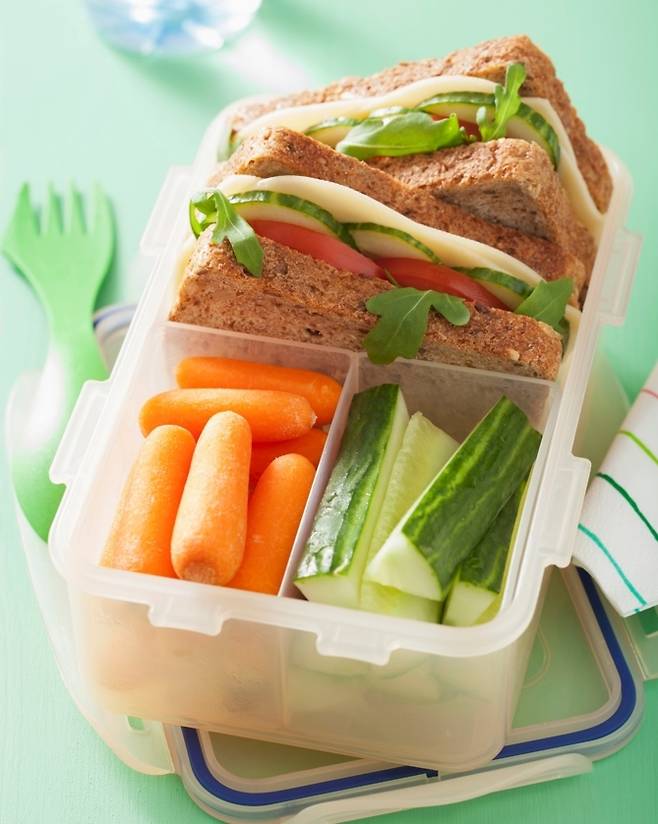 오이와 당근을 따로 담은 채소 도시락. 함께 섭취해도 문제는 없지만 보관 방식과 시간에 따라 비타민C 손실에 차이가 날 수 있다. 사진=클립아트코리아