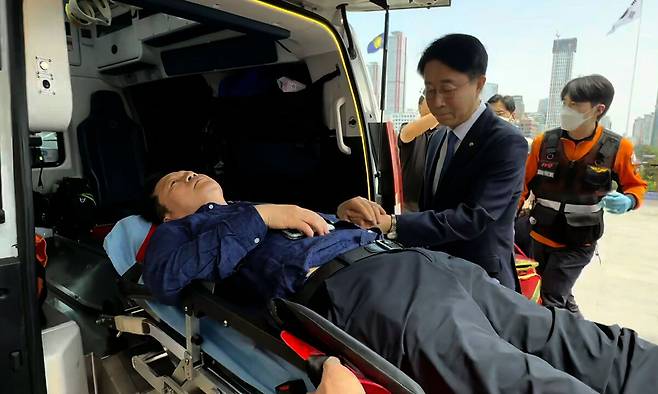 6·3 지방선거 더불어민주당 전북지사 경선에서 이원택 후보에게 패배한 뒤 단식에 돌입한 안호영 의원이 22일 국회 본청 앞 천막 농성장에서 병원으로 이송되고 있다. 연합뉴스