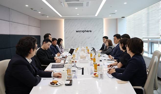 재정경제부 민생경제국이 지난 17일 웍스피어 본사를 방문해 AI 확산에 따른 채용시장 변화와 정책 시사점에 대해 논의하고 있다. 웍스피어 제공