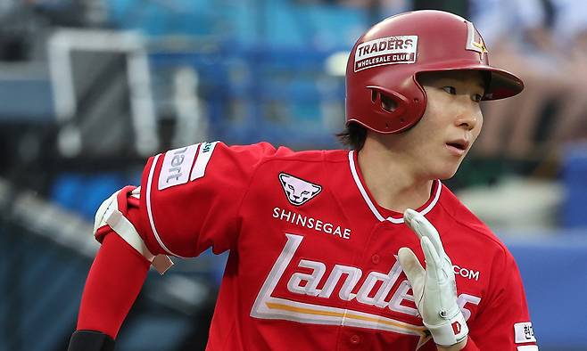 박성한 '개막전부터 쉼 없는 안타' (대구=연합뉴스) 김현태 기자 = 21일 대구 삼성라이온즈파크에서 열린 2026 신한 SOL뱅크 KBO리그 SSG 랜더스와 삼성 라이온즈의 경기. 1회 초 무사 상황에서 타석에 선 SSG의 박성한이 안타를 친 뒤 1루로 달리고 있다. 2026.4.21 mtkht@yna.co.kr/2026-04-21 19:56:47/ <저작권자 ⓒ 1980-2026 ㈜연합뉴스. 무단 전재 재배포 금지, AI 학습 및 활용 금지>