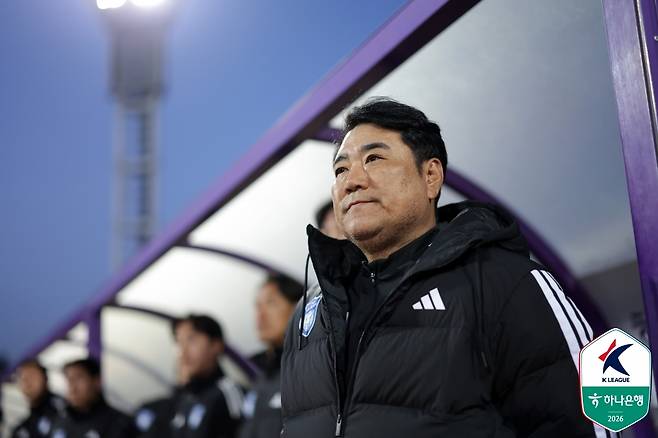 울산 HD 김현석 감독이 22일 안양종합운동장에서 열린 K리그1 2026 9라운드 FC안양전에서 경기를 지켜보고 있다. 울산은 전반 초반 선제골을 내주며 끌려갔으나, 후반 허율의 동점골로 1-1 무승부를 거뒀다. 프로축구연맹 제공