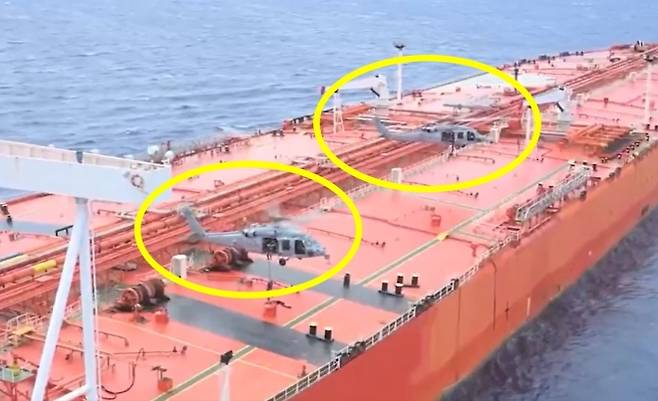 미 국방부는 21일(현지시간) 엑스에 “지난 밤사이 미군은 인도·태평양사령부 책임 구역 내에서 무국적 제재 선박인 티파니호에 대해 사고 없이 임검권을 행사하고 해상 차단 및 승선 수수색을 실시했다”고 밝혔다. 사진은 작전 영상 캡처. 미 중부사령부 제공