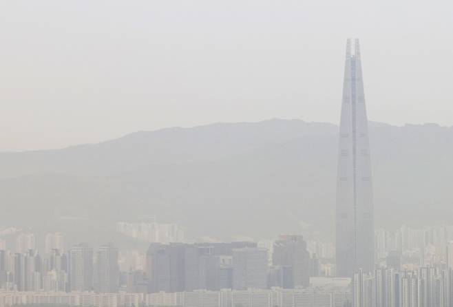 전국 대부분 지역에 황사의 영향으로 미세먼지 농도가 ‘나쁨’ 수준을 보인 22일 오전 서울 남산에서 바라본 롯데월드타워가 흐리게 보이고 있다. 2026.4.22 뉴스1