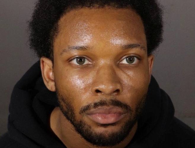 14세 소녀 셀레스트 리바스 사망 사건과 관련해 1급 살인 등 혐의로 기소된 미국 싱어송라이터 데이비드 앤서니 버크(d4vd)의 머그샷. 이 사진은 2026년 4월 20일 공개됐다. 로스앤젤레스 카운티 지방검찰청 제공·로이터 연합뉴스