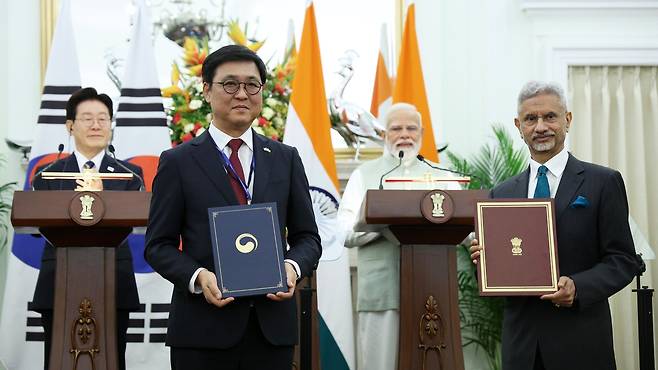 최휘영 문체부 장관과 수브라마냠 자이샨카르 인도 외교부 장관이 20일 인도 뉴델리 영빈관에서 이재명 대통령과 나렌드라 모디 총리가 임석한 가운데 문화창조산업 협력 양해각서(MOU) 문건 교환 후 기념촬영을 하고 있다. 연합뉴스