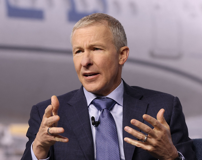 미국 유나이티드항공의 스콧 커비 최고경영자(CEO). 지난 14일(현지 시간) 블룸버그통신에 따르면 커비 CEO는 2월 25일 워싱턴DC 인근 덜레스국제공항 재단장 계획을 논의하려고 모인 자리에서 도널드 트럼프 대통령에게 아메리칸항공 합병안을 제안했다. 고유가 위기를 계기로 미국 4대 항공사 가운데 두 곳을 합쳐 세계 최대 항공사를 만들겠다는 구상이었다. 커비 CEO는 2013~2016년 아메리칸항공의 사장을 맡았던 인물로 2016년부터 유나이티드항공을 이끌고 있다. 이번 합병 추진과 관련해서는 2016년 아메리칸항공에서 밀려날 당시 남은 감정적 앙금이 기폭제가 된 게 아니냐는 추정도 있다. 다만 아메리칸항공은 17일 성명을 내고 합병 논의에 대해 강하게 선을 그었다. AFP연합뉴스