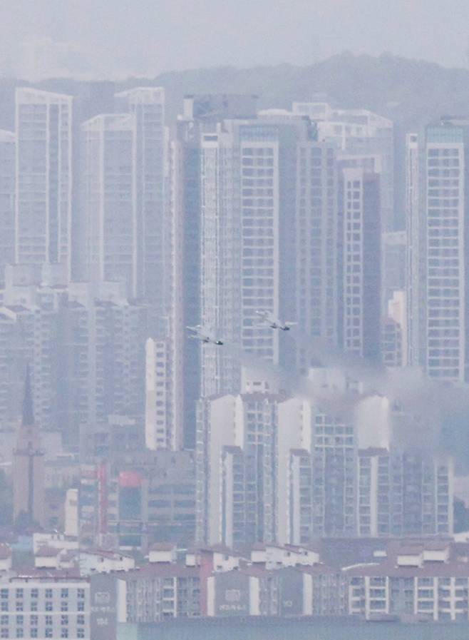 황사 영향으로 전국 미세먼지 농도가 높은 수준을 보인 21일. 뉴스1