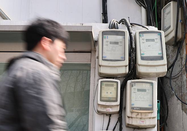 서울 시내 한 상가 외벽에 설치된 전기계량기의 모습. 뉴스1