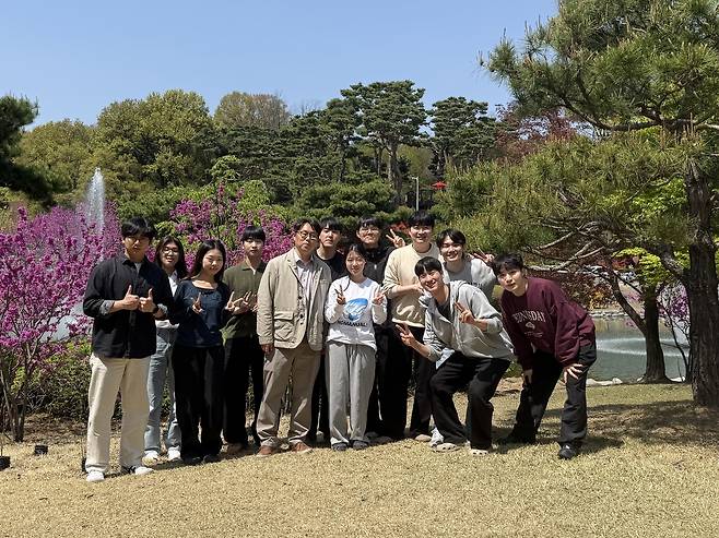 서장원 한국과학기술원(KAIST) 생명화학공학과 석좌교수가 이끄는 페로브스카이트 태양전지 연구진 단체사진=서장원 교수 제공