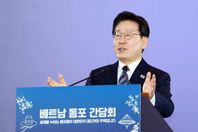 베트남을 국빈 방문 중인 이재명 대통령이 22일(현지시간) 하노이의 한 호텔에서 열린 동포간담회에서 인사말을 하고 있다. 연합뉴스