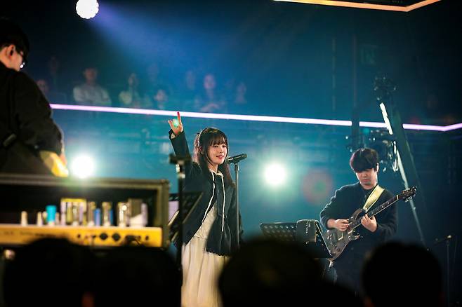 4월3일 <스페이스 공감> 무대에 선 한로로. 그는 ‘헬로루키’로 이름을 알렸다. ⓒEBS 제공