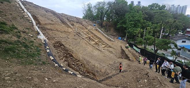 발굴조사 관계자가 달성 남측 성벽 바깥쪽에서 성벽 축조 방식에 대해 설명하고 있다. ⓒ시사저널 김성영