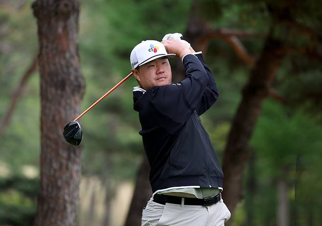 임성재가 우리금융 챔피언십 개막을 하루 앞둔 22일 서원밸리CC에서 드라이버 티샷을 하며 컨디션을 점검하고 있다.  사진제공  |  KPGA