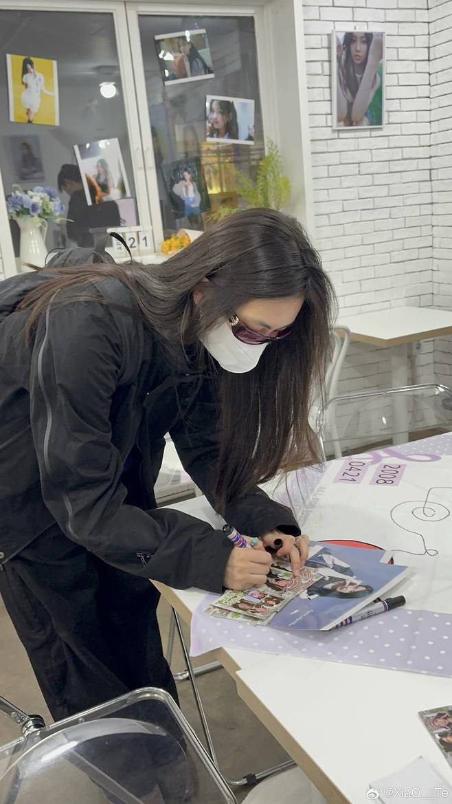 21일 생일을 맞은 뉴진스 멤버 혜인이 팬덤이 마련한 생일 카페에 깜짝 등장했다. 사진제공 | SNS캡처