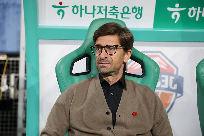 제주 세르지우 코스타 감독이 22일 대전월드컵경기장서 열린 대전하나와 원정경기 도중 벤치에 앉아 있다. 사진제공｜한국프로축구연맹