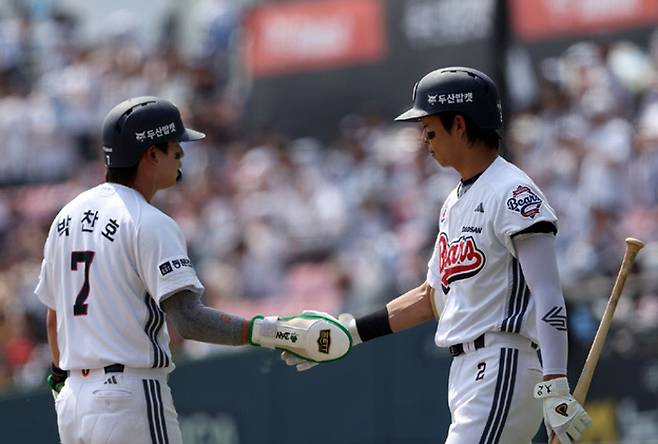 두산 김민석(오른쪽)과 박찬호 I 두산 베어스 제공