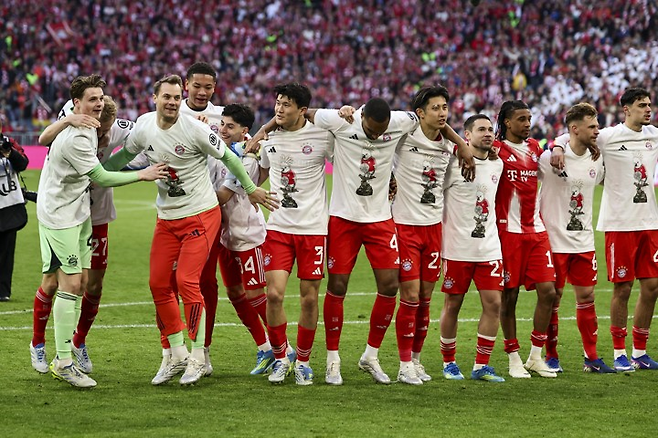 김민재 등 바이에른 뮌헨 선수들이 20일 분데스리가 우승을 확정한 뒤 어깨동부를 하며 세리머니하고 있다. EPA연합뉴스