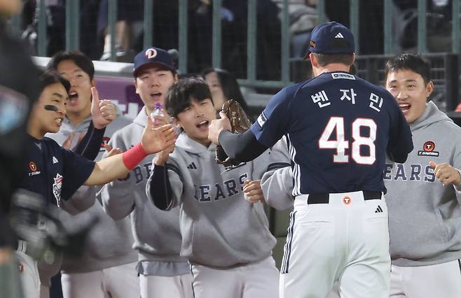 두산 벤자민이 21일 부산 사직야구장에서 열린 롯데전 5회 말 2사 후 더그아웃으로 들어가며 동료들의 환영을 받고 있다.  연합뉴스
