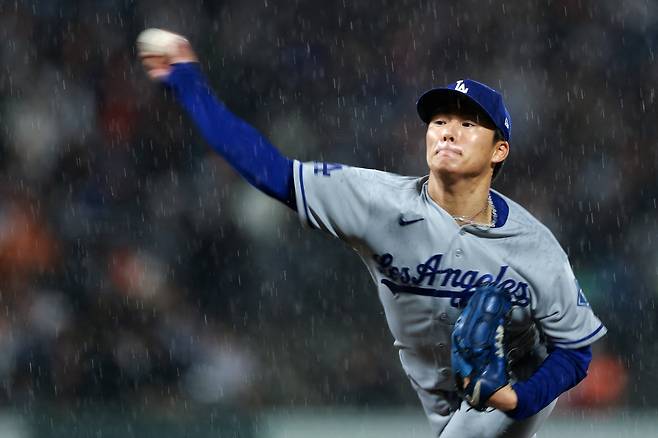 야마모토 요시노부가 22일 미국 캘리포니아주 샌프란시스코의 오라클 파크에서 열린 샌프란시스코 자이언츠와 2026 메이저리그(MLB) 정규리그 원정 경기에 선발 등판해 공을 던지고 있다.    샌프란시스코 | AFP연합뉴스