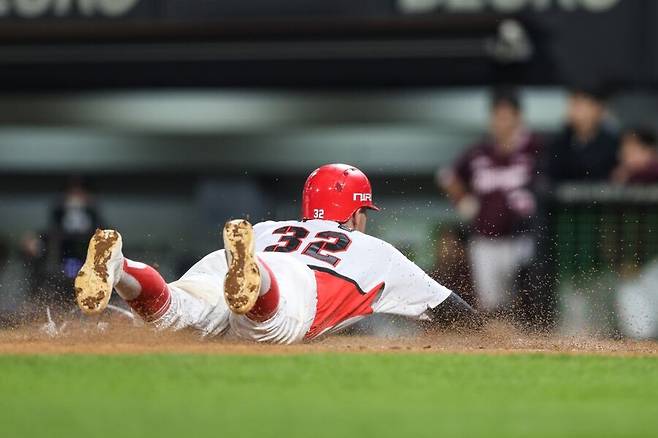 ▲ 데일은 열정적이고 열심히 플레이를 하는 선수지만, 때로는 위험한 플레이로 우려를 사고 있다 ⓒKIA타이거즈