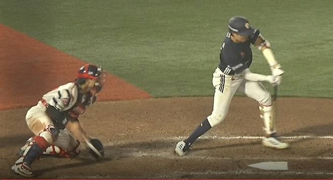 두산 박지훈(오른쪽)이 21일 부산 롯데전 9회초 배트를 내려다 멈추고 있다. 원심은 스윙이었으나 비디오 판독 결과 노 스윙으로 번복됐다. /사진=중계 화면 캡처