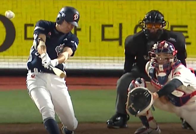 두산 정수빈(왼쪽)이 롯데 박정민에게서 3점 홈런을 때려내고 있다. /사진=중계 화면 캡처