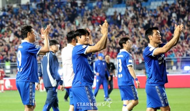 곽희주(왼쪽)를 비롯한 수원 삼성 레전드들이 OGFC와 경기가 끝난 뒤 관중들에게 박수치고 있다. /사진=강영조 선임기자