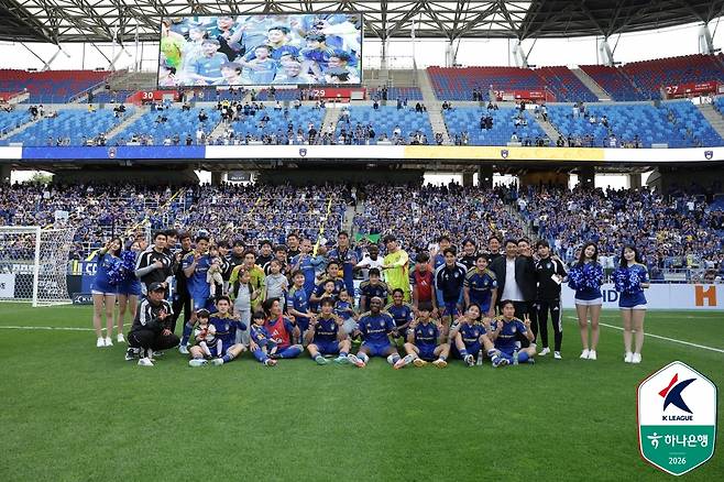 광주FC전 5-1 대승 이후 기념 사진을 촬영하고 있는 울산 HD 선수단. /사진=한국프로축구연맹 제공