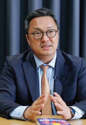20여 년 상장지수펀드(ETF) 관련 경력을 토대로 책 ‘ETF 투자의 정석’을 쓴 김현빈 NH아문디자산운용 마케팅부문 부장. 조영철 기자