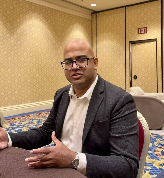 AI 최적화 설명하는 판디아 어도비 디지털인사이트 수석디렉터 (라스베이거스=연합뉴스) 권영전 특파원 = 비벡 판디아 어도비 디지털인사이트 수석디렉터가 21일(현지시간) 미국 라스베이거스 베이션 컨벤션센터에서 열린 '어도비 서밋' 행사에서 인공지능(AI) 검색 최적화의 필요성을 설명하고 있다. 2026.4.21