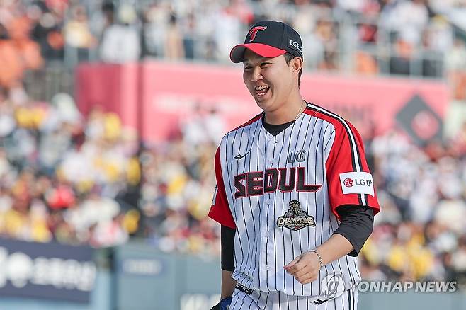 삼진으로 만루 위기 넘긴 유영찬 (서울=연합뉴스) 서대연 기자 = 29일 서울 송파구 잠실야구장에서 열린 프로야구 2026 KBO리그 kt wiz와 LG 트윈스의 경기.
    8회초 2사 만루 위기에서 kt 류현인을 삼진으로 잡아내며 무실점으로 이닝을 마친 LG 유영찬이 밝은 표정으로 더그아웃으로 향하고 있다. 2026.3.29 dwise@yna.co.kr