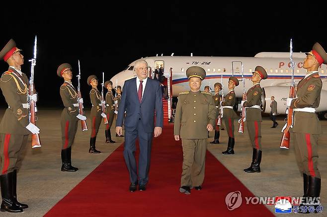 러시아 내무성 대표단 평양 도착 (평양 조선중앙통신=연합뉴스) 러시아 내무성 대표단이 북한 사회안전성의 초청으로 지난 20일 평양에 도착했다고 조선중앙통신이 21일 보도했다. 콜로콜체프 내무상과 방두섭 사회안전상이 조선인민군 명예위병이 도열한 가운데 레드카펫을 함께 걷고 있다. 2026.4.21 
    [국내에서만 사용가능. 재배포 금지. For Use Only in the Republic of Korea. No Redistribution] nkphoto@yna.co.kr