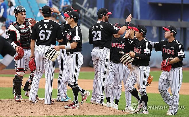 '오늘은 승리' (대구=연합뉴스) 김현태 기자 = 19일 대구 삼성라이온즈파크에서 열린 2026 신한 SOL뱅크 KBO리그 LG 트윈스와 삼성 라이온즈 경기에서 LG가 5:0으로 승리한 뒤 LG 선수들이 기뻐하고 있다. 2026.4.19 mtkht@yna.co.kr