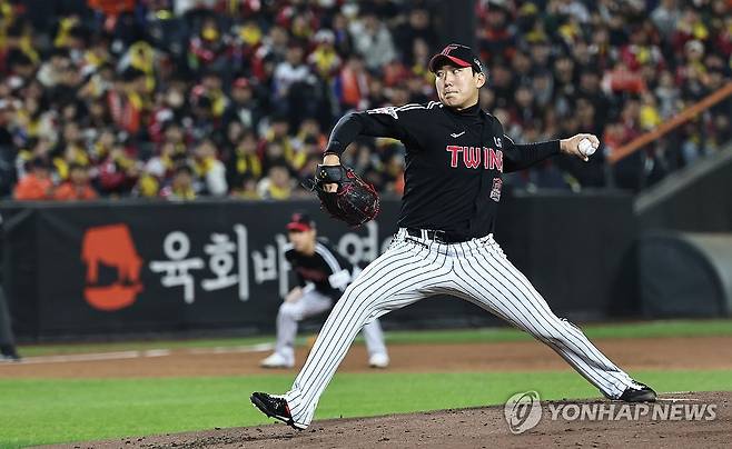 LG 손주영 역투 (대전=연합뉴스) 김인철 기자 = 29일 대전한화생명볼파크에서 열린 2025 프로야구 KBO리그 포스트시즌 한국시리즈 3차전 LG 트윈스와 한화 이글스의 경기. LG 선발 투수 손주영이 역투하고 있다. 2025.10.29 yatoya@yna.co.kr