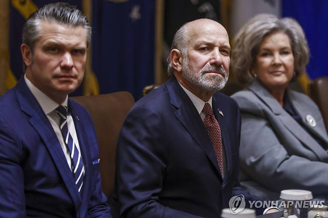 왼쪽부터 미국의 헤그세스 국방장관, 러트닉 상무장관, 와일스 백악관 비서실장  [EPA=연합뉴스 자료사진]