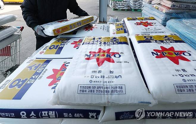 요소 비료 (고양=연합뉴스) 김성민 기자 = 미국과 이란의 전쟁으로 요소와 인산 등의 수급이 어려워지며 화학 비료 가격이 급등하고 있다. 
    사진은 10일 고양 한 농자재 센터에 요소 비료가 쌓여 있다. 2026.3.10 ksm7976@yna.co.kr