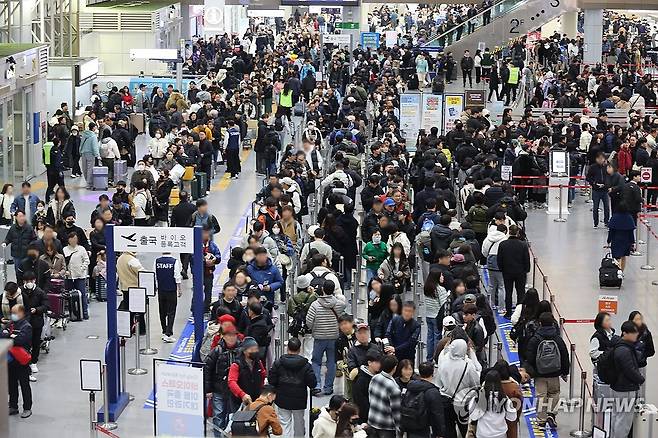 여행객으로 붐비는 김해국제공항 [연합뉴스 자료사진]