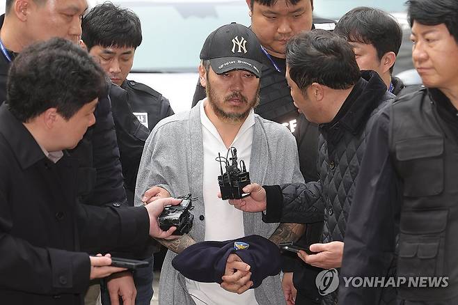 법정으로 이동하는 박왕열 (의정부=연합뉴스) 임병식 기자 = 박왕열이 3월 27일 오전 경기도 의정부시 가능동 의정부지방법원에서 구속 전 피의자 심문을 위해 법정으로 이동하고 있다. 2026.3.27 andphotodo@yna.co.kr