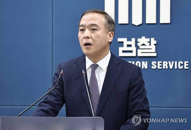 감사원 고위공무원 뇌물수수 사건 처분 관련 브리핑 (서울=연합뉴스) 김인철 기자 = 안동건 서울중앙지검 제1차장검사가 22일 서초구 서울고등검찰청 브리핑룸에서 감사원 고위공무원 뇌물수수 사건 처분 관련 브리핑을 하고 있다. 2026.4.22 yatoya@yna.co.kr