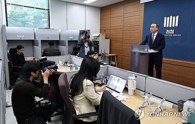 감사원 고위공무원 뇌물수수 사건 처분 관련 브리핑 (서울=연합뉴스) 김인철 기자 = 안동건 서울중앙지검 제1차장검사가 22일 서초구 서울고등검찰청 브리핑룸에서 감사원 고위공무원 뇌물수수 사건 처분 관련 브리핑을 하고 있다. 2026.4.22 yatoya@yna.co.kr