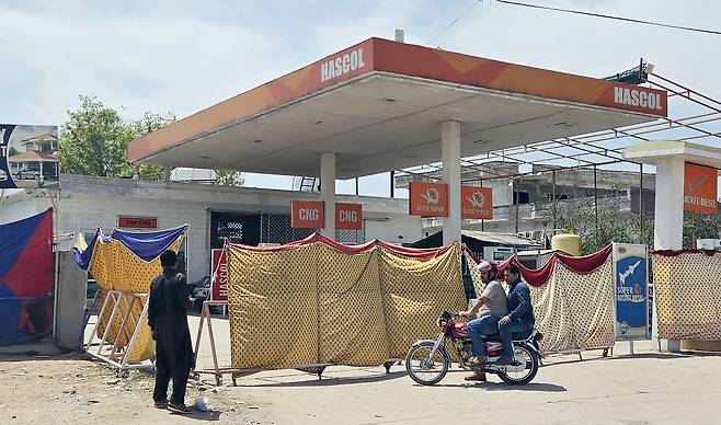 폐쇄된 공군기지 인근 주유소 (라왈핀디[파키스탄]=연합뉴스) 손현규 특파원 = 미국과 이란의 2차 종전 회담이 열릴지 불확실한 가운데 지난 21일(현지시간) 오후 파키스탄 펀자브주 라왈핀디에 있는 누르 칸 공군기지 인근 주유소가 강제로 폐쇄돼 있다. 2026.4.22