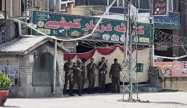 폐쇄된 음식점 지키는 파키스탄 경찰관들 (라왈핀디[파키스탄]=연합뉴스) 손현규 특파원 = 미국과 이란의 2차 종전 회담이 열릴지 불확실한 가운데 지난 21일(현지시간) 오후 파키스탄 펀자브주 라왈핀디에 있는 누르 칸 공군기지 인근 음식점이 폐쇄된 채 경찰관들이 지키고 있다. 2026.4.22