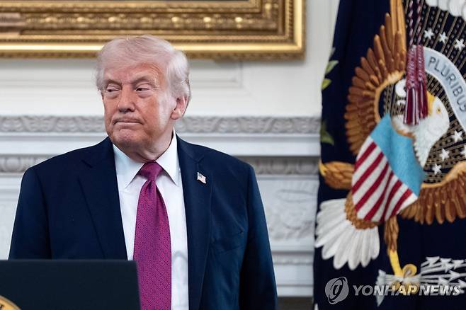 백악관내 행사 참석후 자리를 뜨는 도널드 트럼프 미국 대통령 [AP 연합뉴스 자료사진. 재판매 및 DB 금지]
