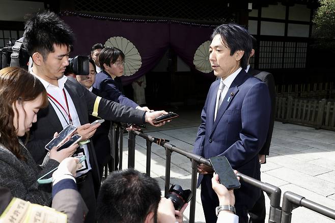 야스쿠니 신사에 다카이치 내각 각료로 처음 참배한 기우치 미노루 경제재정담당상 (도쿄 교도=연합뉴스) 22일 일본 도쿄 야스쿠니신사에 다카이치 내각 관료로 처음으로 참배한 기우치 미노루 경제재정담당상이 참배 뒤 취재에 응하고 있다. 2026.4.22 csm@yna.co.kr