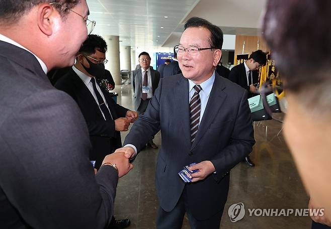 정보통신업계 관계자들과 인사하는 김부겸 (대구=연합뉴스) 김현태 기자 = 더불어민주당 김부겸 대구시장 예비후보가 22일 대구 북구 IM뱅크 제2본점에서 열린 정보통신의날 기념행사에서 참석자들과 인사하고 있다. 2026.4.22 mtkht@yna.co.kr